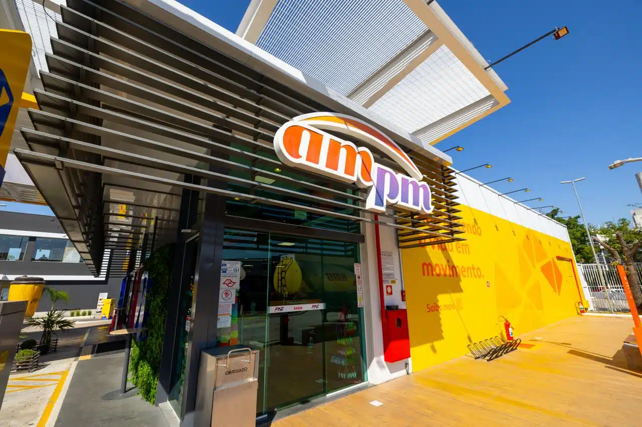 AmPm completa 33 anos e expande portfólio com marcas próprias e parcerias